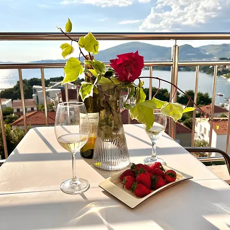 Apartment Getaway Penthouse, Stunning Sun N Ocean Views Trogir